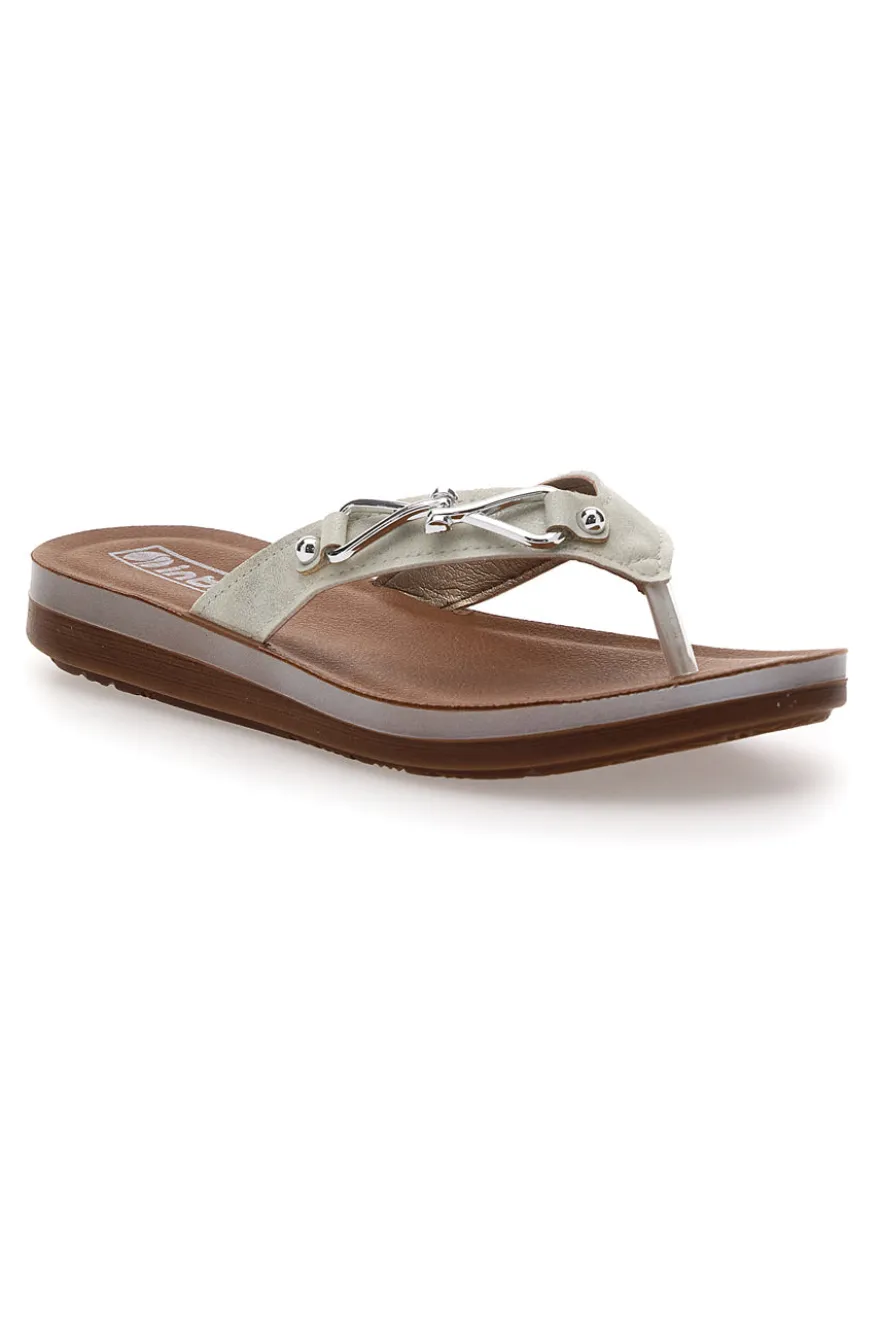 Weiße Flip-Flops mit dekorativer Goldschnalle INBLU 12 ZO