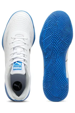 Weiße Fußballschuhe und blaue Sohle Puma Truco III
