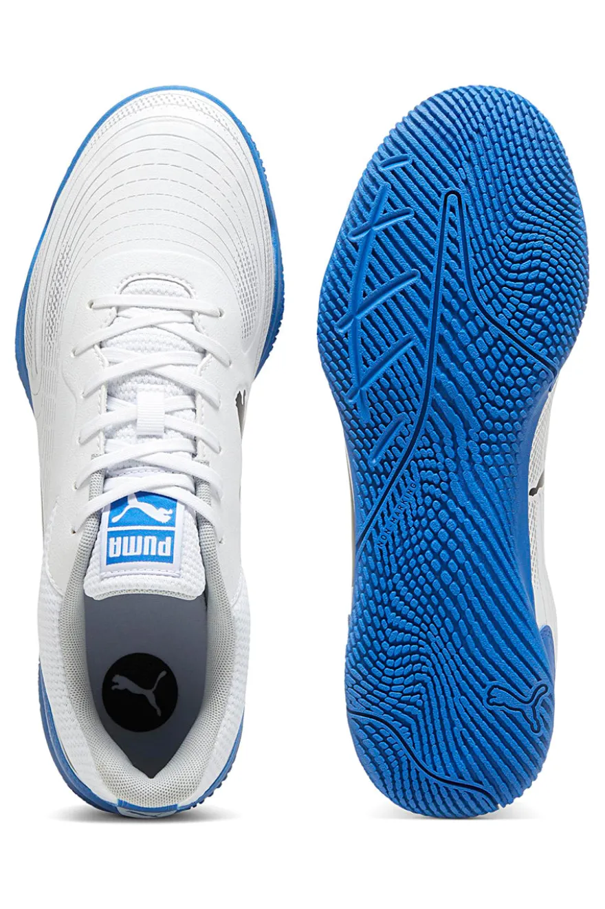 Weiße Fußballschuhe und blaue Sohle Puma Truco III