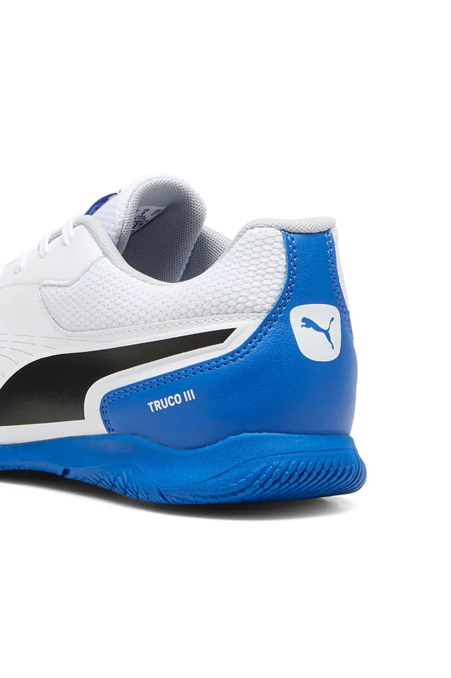 Weiße Fußballschuhe und blaue Sohle Puma Truco III