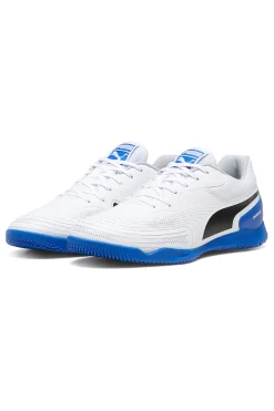 Weiße Fußballschuhe und blaue Sohle Puma Truco III