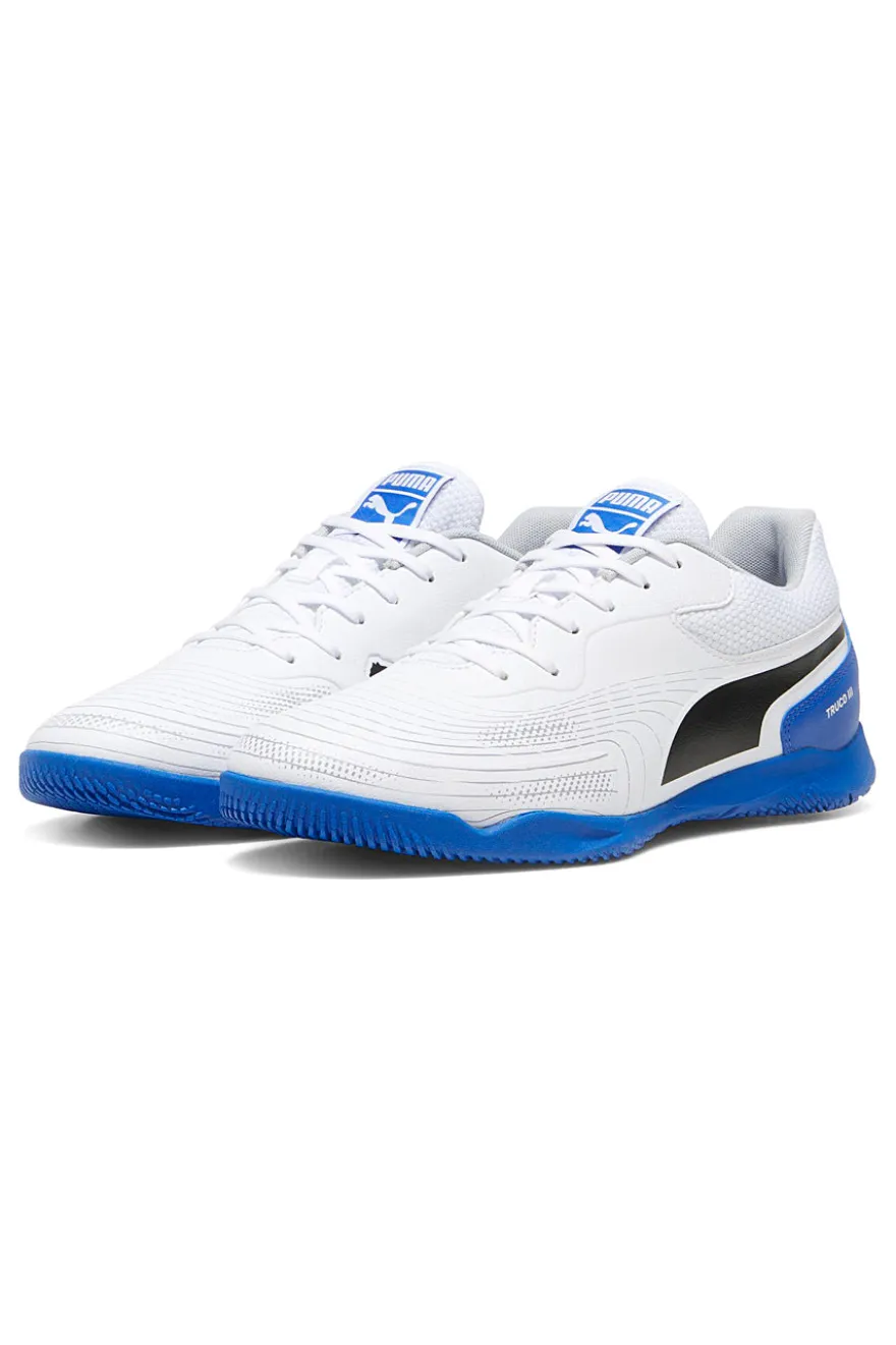 Weiße Fußballschuhe und blaue Sohle Puma Truco III