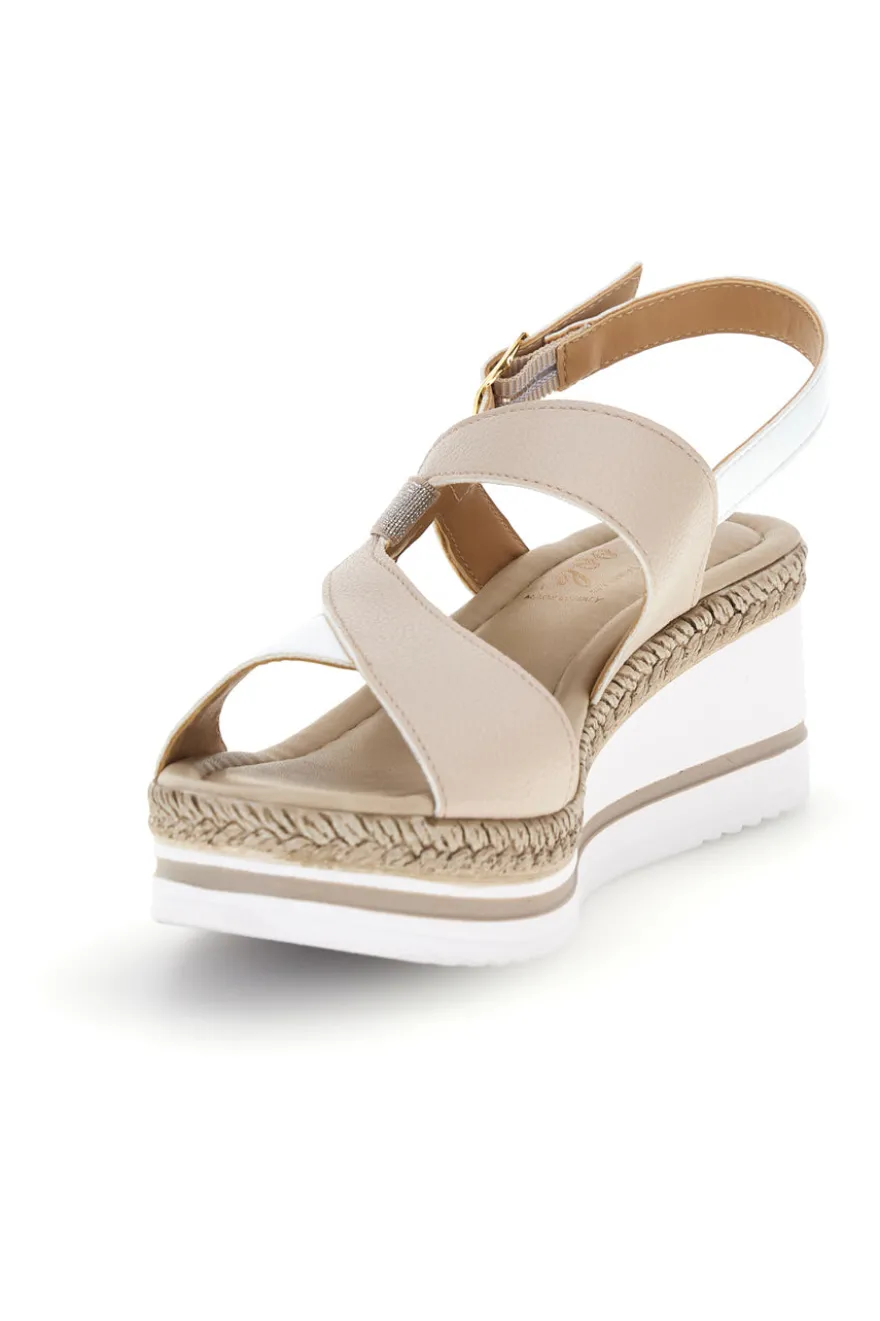 Weiße Sandalen mit Plateau-Keil und Riemen im Pittarello-Look MK3313109