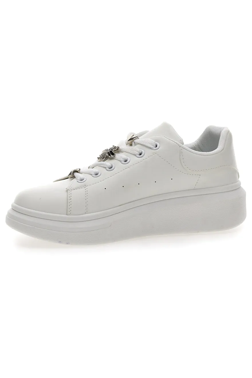 Weiße Sneakers mit dekorativen Clips CAFE' COST LAILITZ004