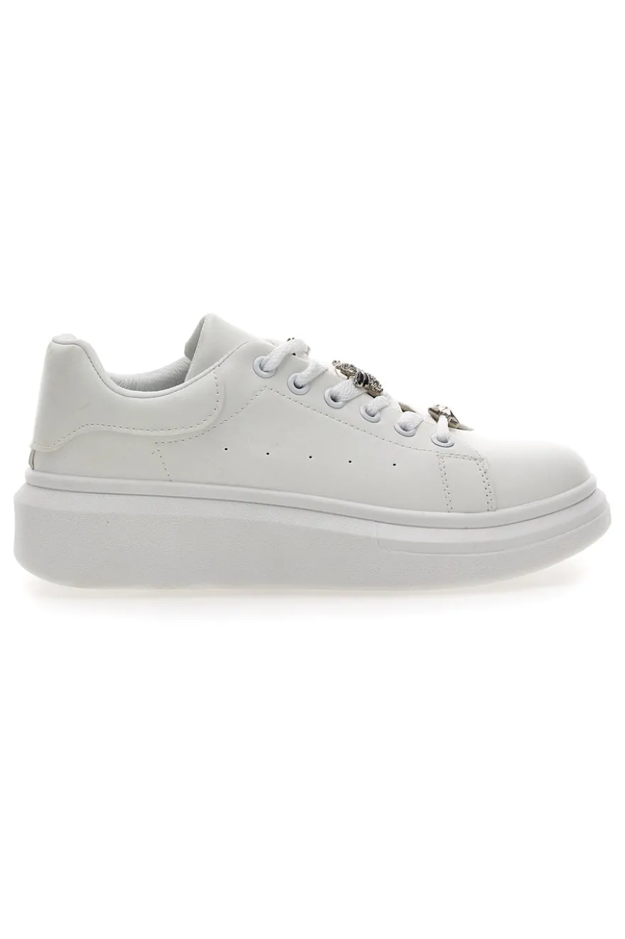 Weiße Sneakers mit dekorativen Clips CAFE' COST LAILITZ004