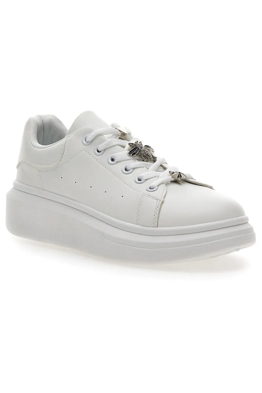 Weiße Sneakers mit dekorativen Clips CAFE' COST LAILITZ004