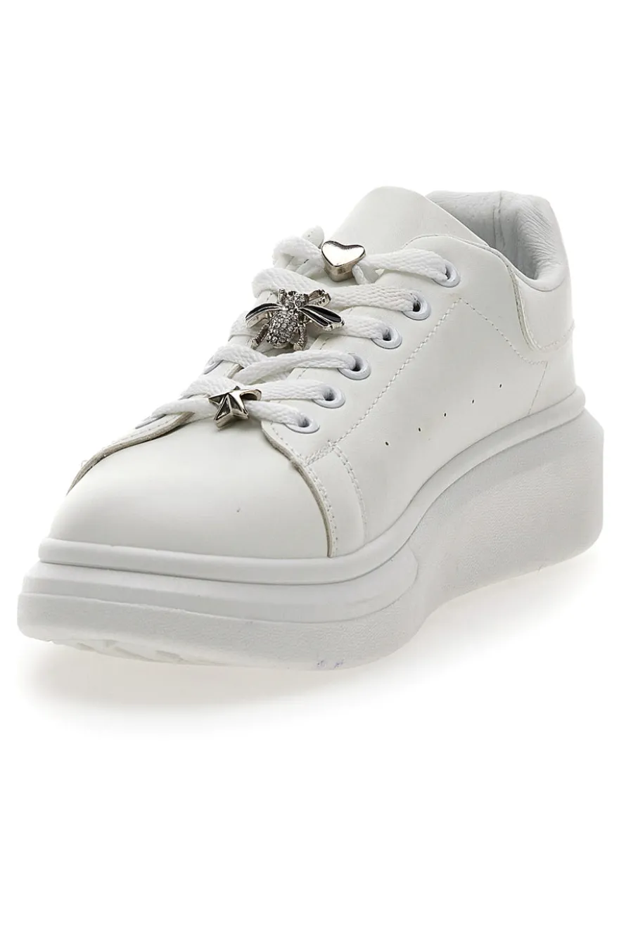 Weiße Sneakers mit dekorativen Clips CAFE' COST LAILITZ004