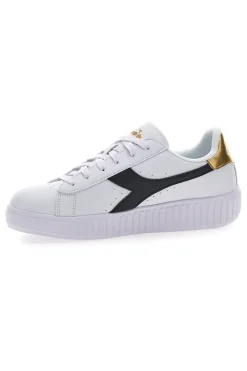 Weiße Sneakers mit schwarzem und goldenem Logo DIADORA GAME STEP SKIN GS