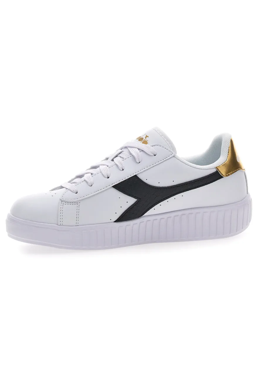 Weiße Sneakers mit schwarzem und goldenem Logo DIADORA GAME STEP SKIN GS