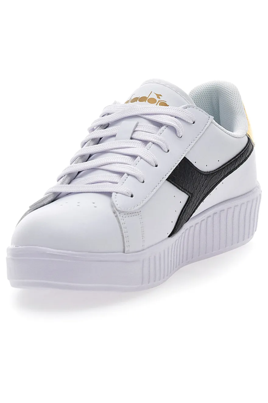 Weiße Sneakers mit schwarzem und goldenem Logo DIADORA GAME STEP SKIN GS