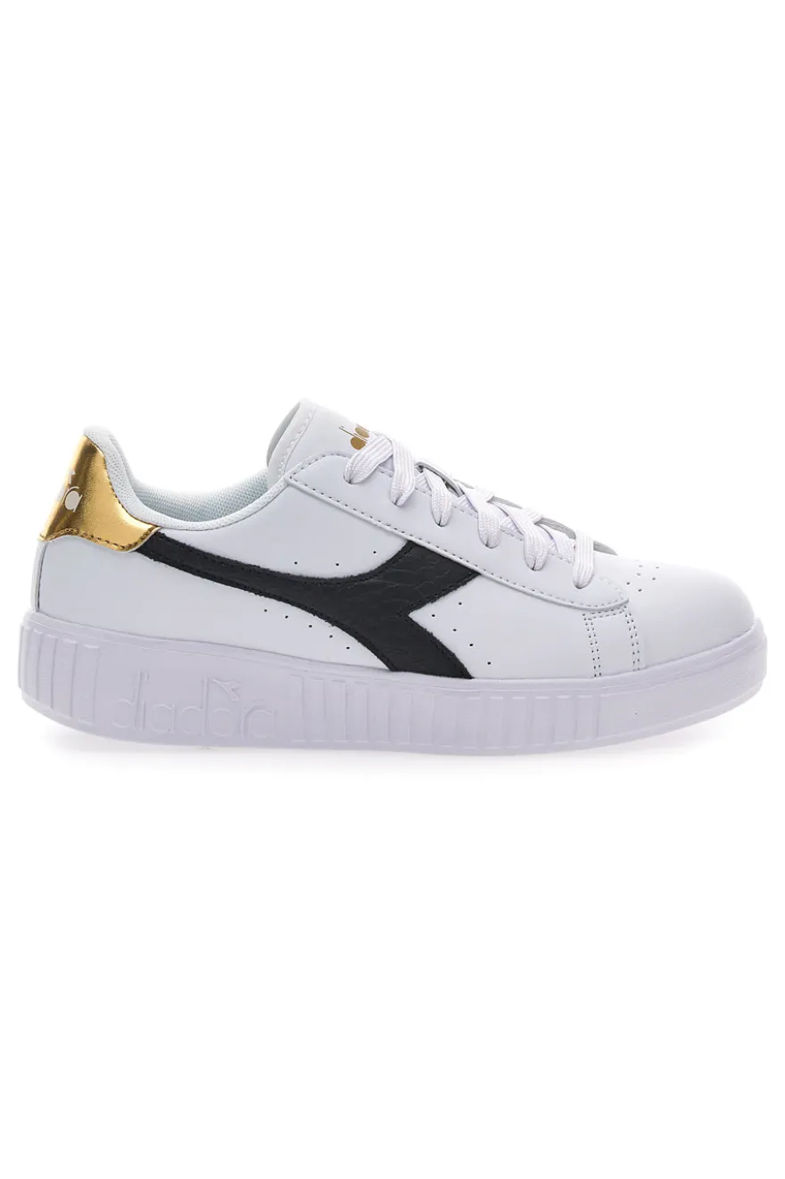 Weiße Sneakers mit schwarzem und goldenem Logo DIADORA GAME STEP SKIN GS